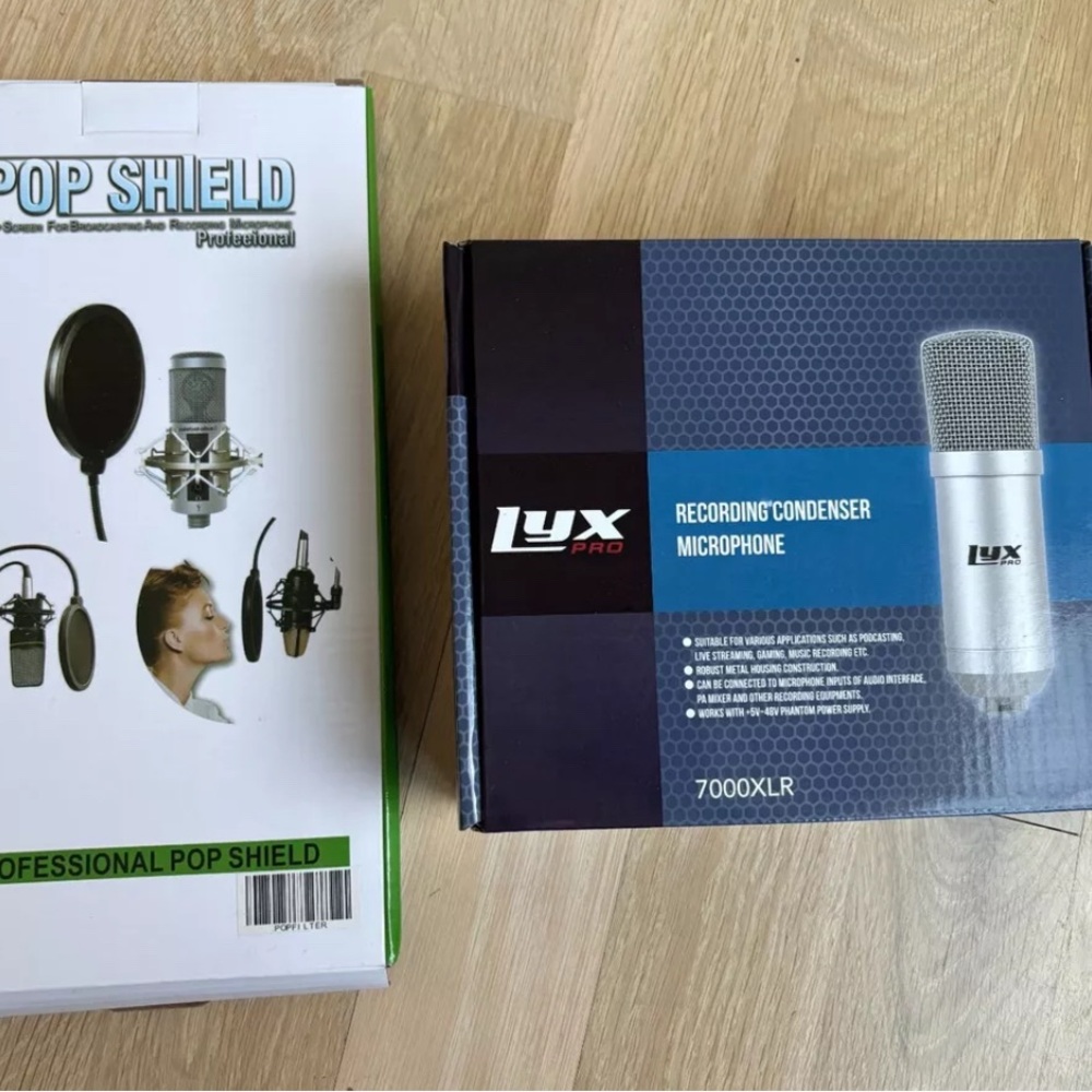 NEW In BOX Lyx Pro Studio Condenser Microphone with Pop Shield-LYX7000XLR - NIB